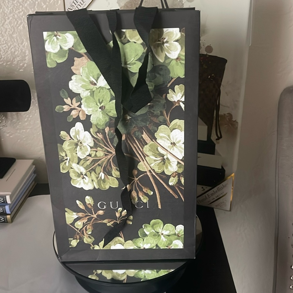GUCCI BAG ๐๐ค Measurements Approx. H 11.5โ x W 7โ - Picture 1 of 5